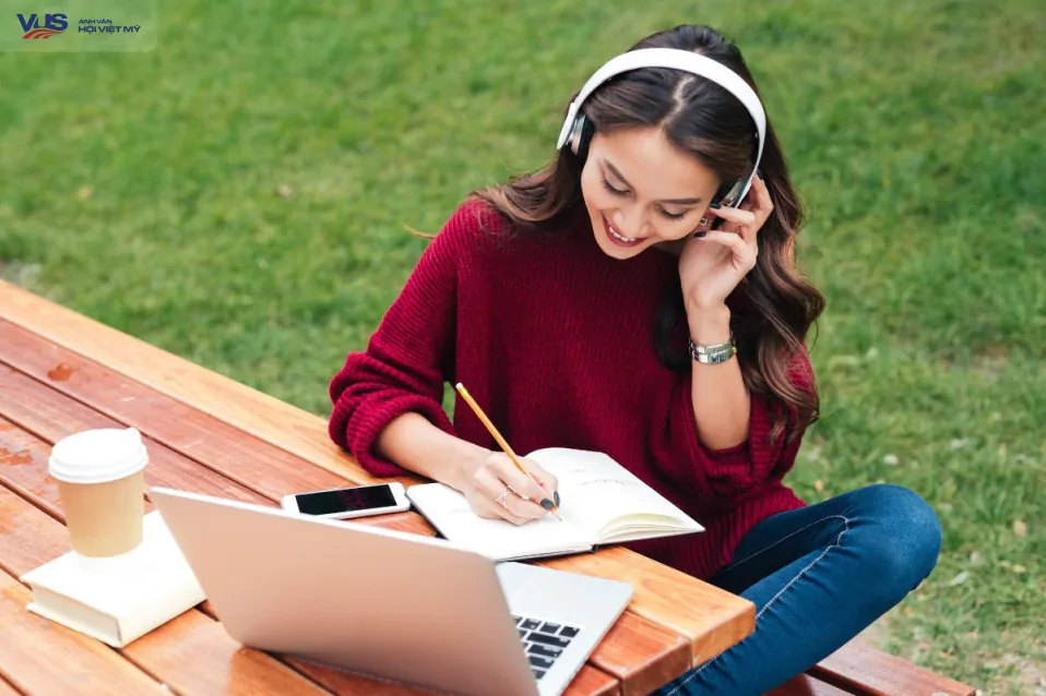 ​Luyện nghe IELTS hiệu quả: 6 chiến lược tăng band nhanh chóng